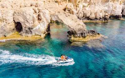 Z Pafos w kierunku Ayia Napa Marathon z Lefkarą, odrobiną wina i oliwy